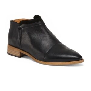 EUC - Avellini Pointed Toe Black Ankle Boots - Size 39 US9